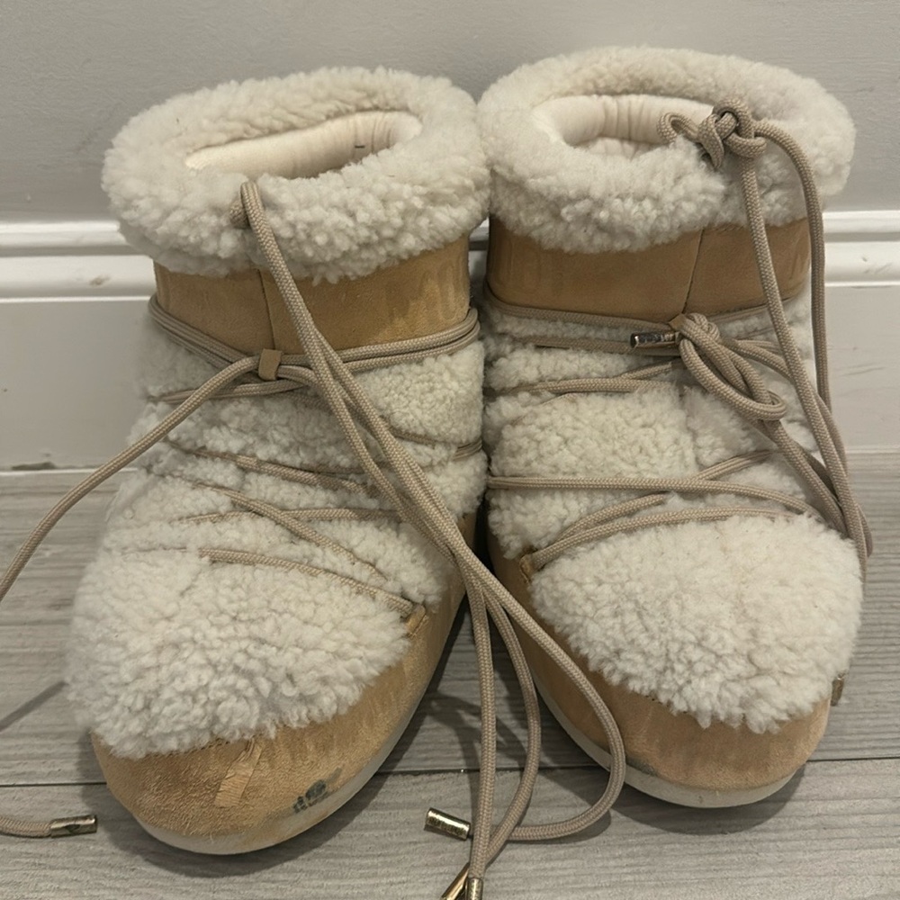 Moon Boot Shearling après ski boots in light brown/beige suede & ecru shearling